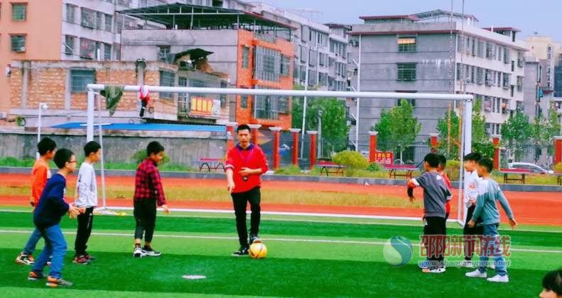 隆回县思源实验学校小学部举行校园足球赛